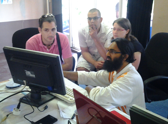 LUGM: Nadim demoing some Linux specifics to interested visitors. Everyone was pretty busy during the whole day